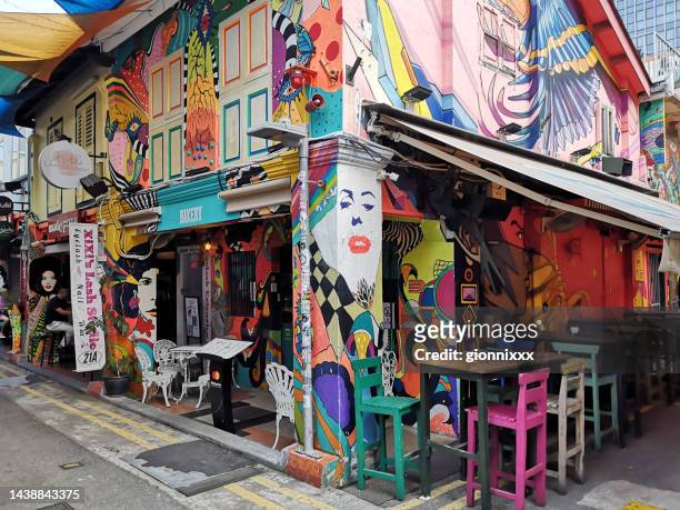 bunte bar in der haji lane, kampong glam, singapur - singapore grafite stock-fotos und bilder