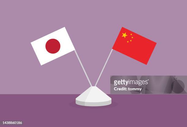 ilustrações, clipart, desenhos animados e ícones de bandeira da china e do japão em uma mesa - bandeira chinesa