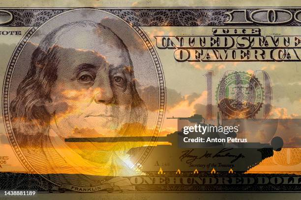 armored tank on the background of 100 dollar bill - unidade monetária dos estados unidos imagens e fotografias de stock
