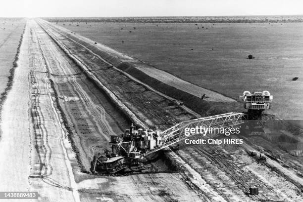 La construction du canal de Jonglei au Soudan en octobre 1982..