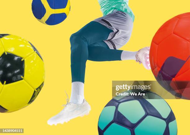 going for goal - voetbalschoen stockfoto's en -beelden