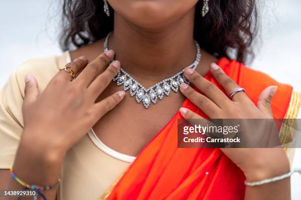 hindu woman showing the jewels on her body - pakistani gold jewelry fotografías e imágenes de stock