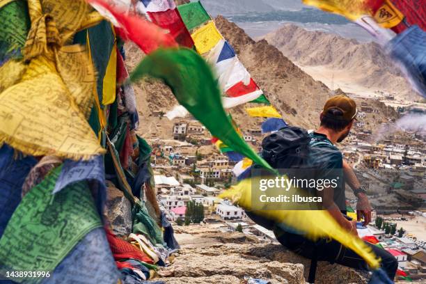 wanderer auf dem gipfel des sieges in der nähe von namgyal tsemo gompa (kloster) in leh, ladakh, indien - ladakh stock-fotos und bilder