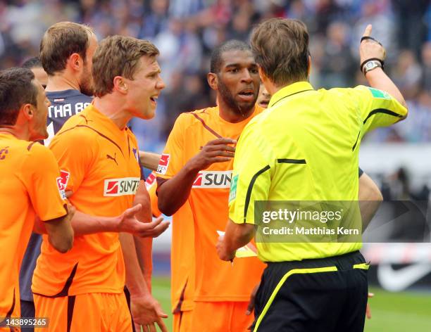 Referee Thorsten Kinhoefer talks with Ryan Babel of Hoffenheim during the Bundesliga match between Hertha BSC Berlin and TSG 1899 Hoffenheim at...