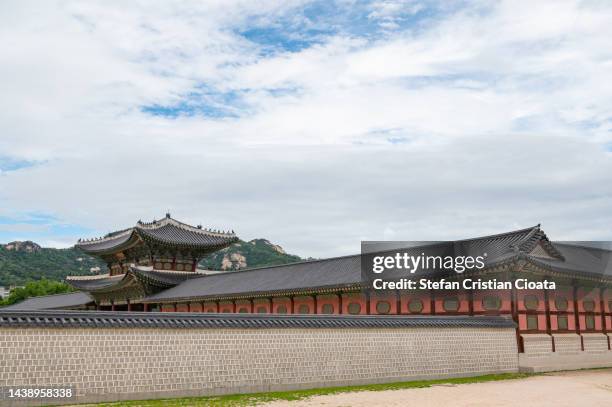 changdeokgung palace wall, seoul, south korea - changdeokgung palace stock pictures, royalty-free photos & images