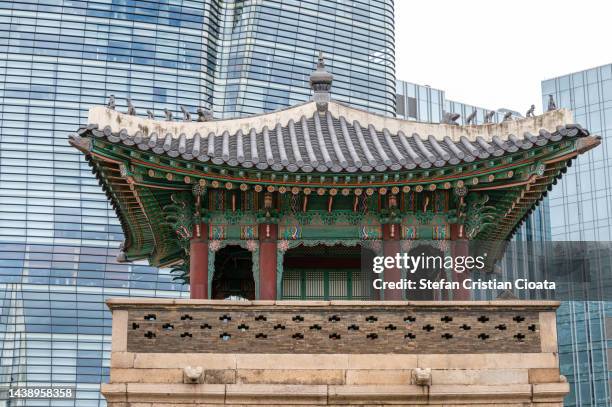 gyeongbokgung palace, in jongno-gu, seoul, south korea in front of modern business buildings - süden stock-fotos und bilder