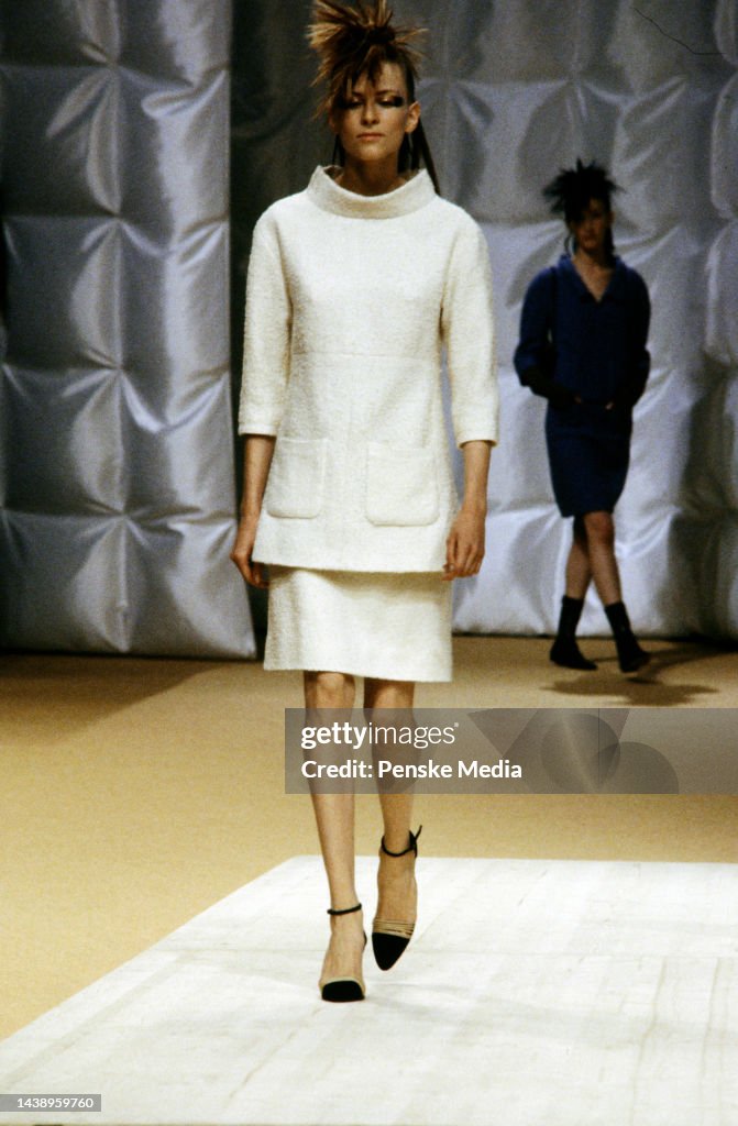 Decrépito Antología tiempo Chanel Fall 1999 Couture Runway Show Fotografía de noticias - Getty Images