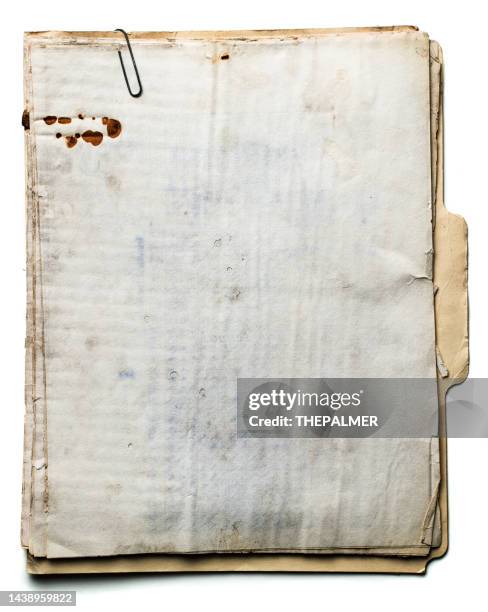 vintage-aktenmappe mit alten verfallenen papieren - aktenordner stock-fotos und bilder