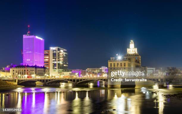 cedar rapids skyline iowa - cedar rapids photos et images de collection