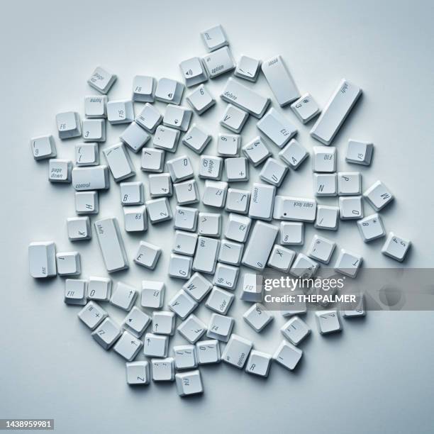 tasti / lettere della tastiera su sfondo grigio - tasto-di-computer foto e immagini stock