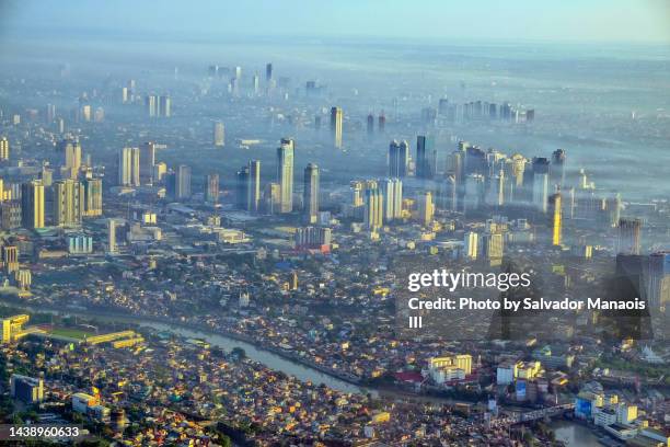 metro manila philippines skyline - quezon stad stockfoto's en -beelden