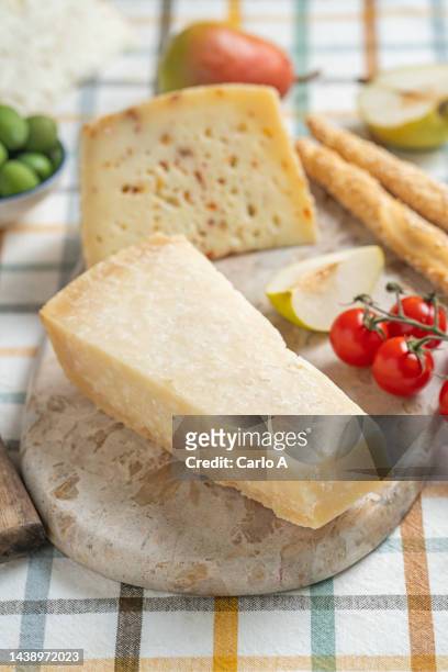 cheese board with parmesan - hartkäse stock-fotos und bilder