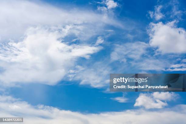 many clouds with blue sky, hi - res - clear sky stockfoto's en -beelden