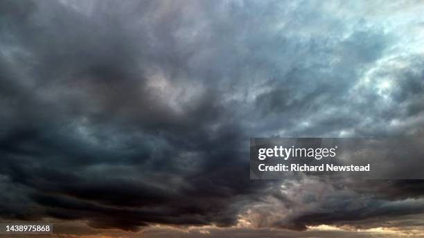 storm brewing - stimmungsvoller himmel stock-fotos und bilder