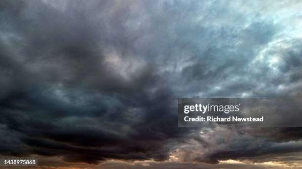 storm brewing - cielo dramático fotografías e imágenes de stock