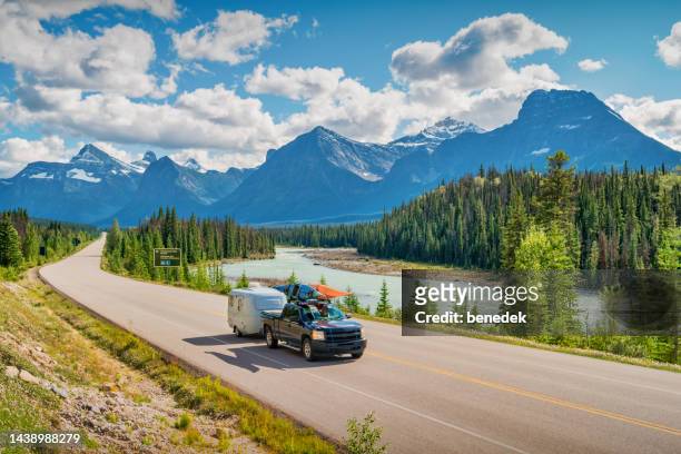 camper trailer road trip canadian rockies icefields parkway travel - vehicle trailer foto e immagini stock