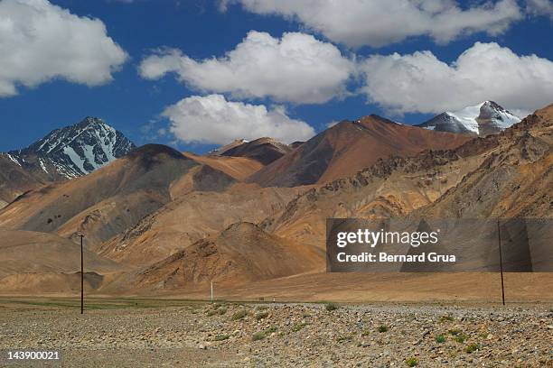 dry pamir plateau - bernard grua stock-fotos und bilder