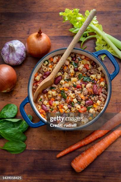 pasta de sopa fagioli - fagioli cannellini fotografías e imágenes de stock