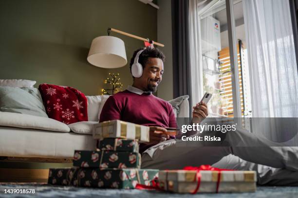 christmas shopping. online shopping. contactless payment. - cybersecurity month stock pictures, royalty-free photos & images