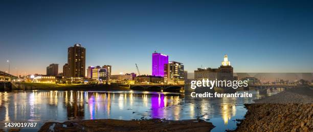 cedar rapids skyline iowa - cedar rapids fotografías e imágenes de stock