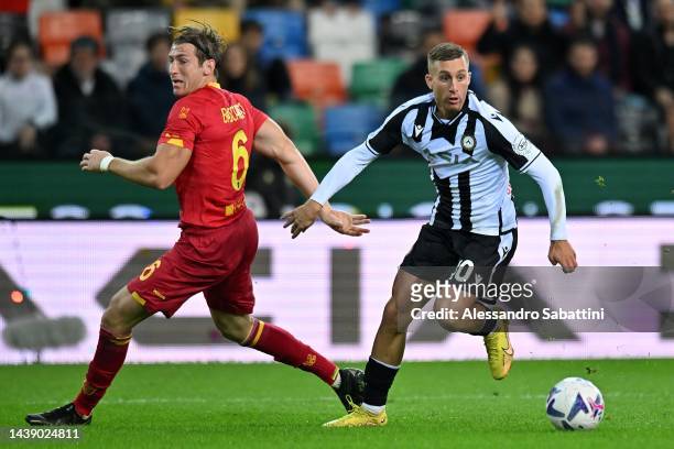 Gerard Deulofeu of Udinese Calcio competes for the ball with Federico Baschirotto of US Lecce during the Serie A match between Udinese Calcio and US...