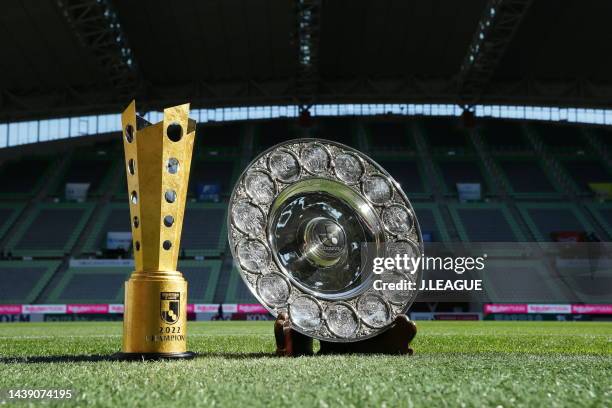 League championship trophy and petri dish during the J.LEAGUE Meiji Yasuda J1 34th Sec. Match between Vissel Kobe and Yokohama F･Marinos at NOEVIR...