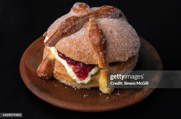 pan de muerto filled with cream and fig jam - pan de muerto stockfoto's en -beelden