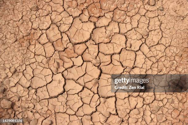 close-up of dry cracked earth in flaming gorge national recreation area - paisagem árida imagens e fotografias de stock