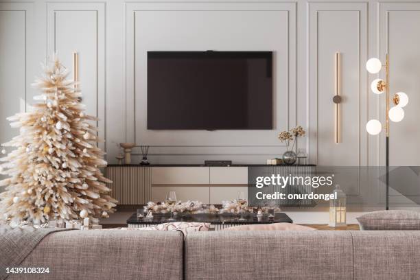 interior de la sala de estar moderna con árbol de navidad, adornos, cajas de regalo, sofá y televisor lcd - soporte-de-televisión fotografías e imágenes de stock