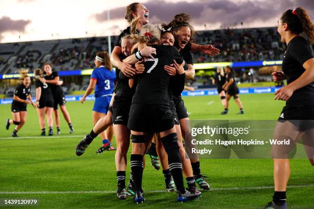 Stacey Fluhler of New Zealand celebrates a try with team mates during Rugby World Cup 2021 Semifinal match between New Zealand and France at Eden...