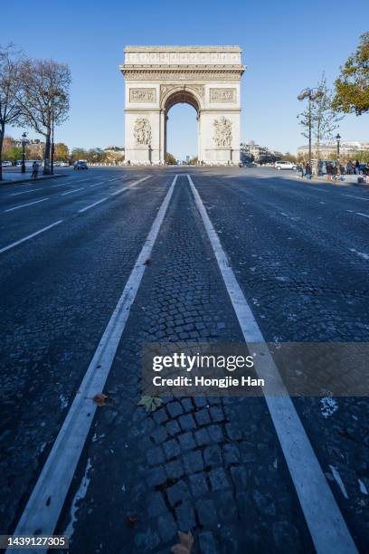 the arc de triomphe in paris, france. - 法國 stock pictures, royalty-free photos & images