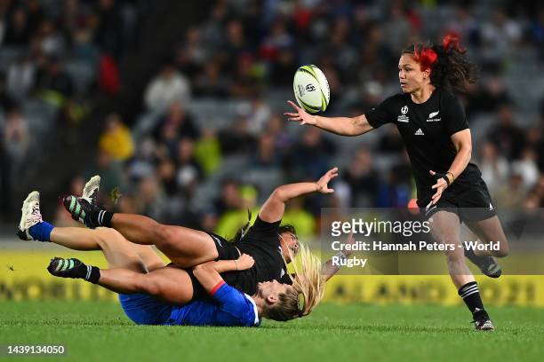 Ayesha Leti-i'iga passes to Ruby Tui of New Zealand during Rugby World Cup 2021 Semifinal match between New Zealand and France at Eden Park on...