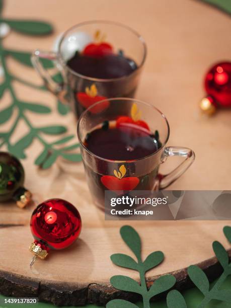 glögg mulled wine for christmas with ornaments - glogg stock pictures, royalty-free photos & images