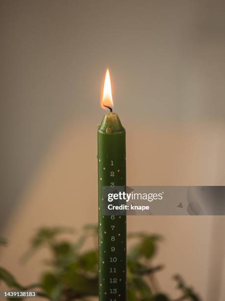 modern christmas advent candle light - christmas candles stockfoto's en -beelden