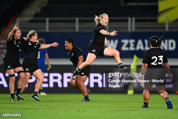 Kendra Cocksedge of New Zealand celebrates winning the Rugby World Cup 2021 Semifinal match between New Zealand and France at Eden Park on November...