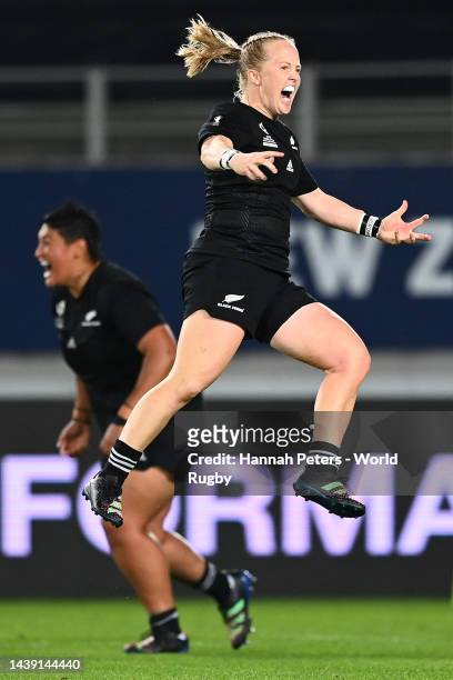 Kendra Cocksedge of New Zealand celebrates winning the Rugby World Cup 2021 Semifinal match between New Zealand and France at Eden Park on November...