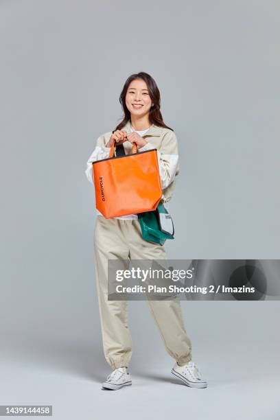 women, environmental protection, meaning out, eco bag, greensumer, fashion industry, smile - fashion woman smile stock-fotos und bilder