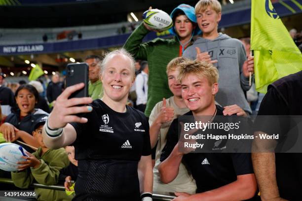 Kendra Cocksedge of New Zealand celebrates with fans after winning the Rugby World Cup 2021 Semifinal match between New Zealand and France at Eden...