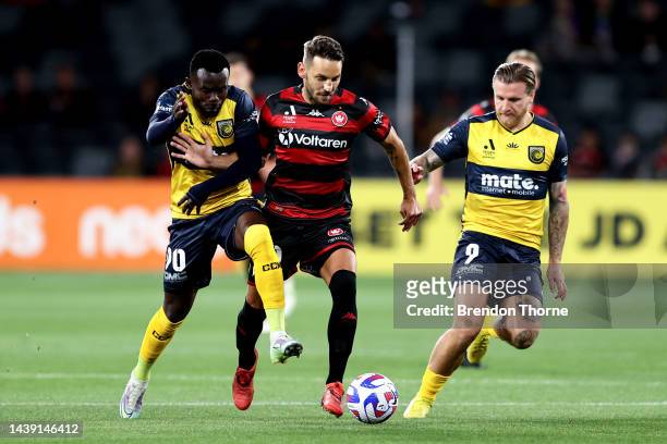 Milos Ninkovic of the Wanderers competes with Paul Ayongo and Jason Cummings of the Mariners during the round five A-League Men's match between...