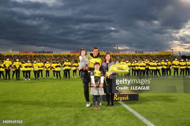 Yuta SOMEYA of Kashiwa Reysol during his retirement ceremony after pose for photograp during the J.LEAGUE Meiji Yasuda J1 34th Sec. Match between...