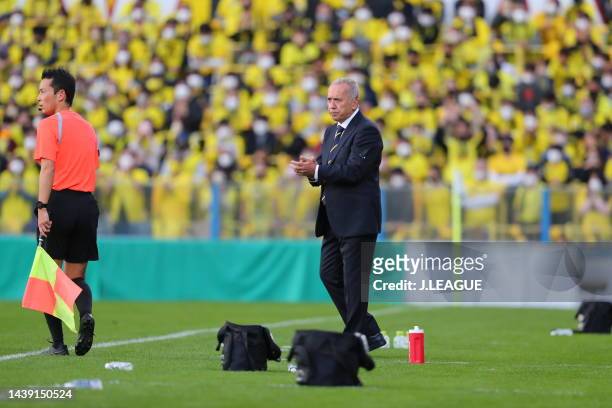 Head coach NELSINHO of Kashiwa Reysol looks on the pitch during the J.LEAGUE Meiji Yasuda J1 34th Sec. Match between Kashiwa Reysol and Shonan...