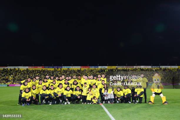 Kashiwa Reysol players players and staff for the team photos prior to during the J.LEAGUE Meiji Yasuda J1 34th Sec. Match between Kashiwa Reysol and...