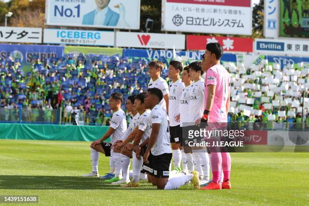 Shonan Bellmare players line up for the team photos prior to during the J.LEAGUE Meiji Yasuda J1 34th Sec. Match between Kashiwa Reysol and Shonan...