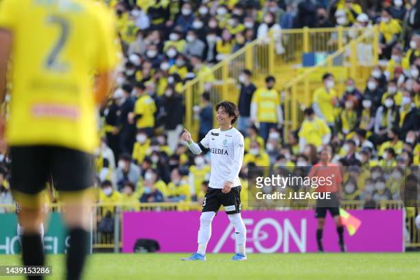 Yusuke SEGAWA of Shonan Bellmare celebrates scoring his side's second goal during the J.LEAGUE Meiji Yasuda J1 34th Sec. Match between Kashiwa Reysol...