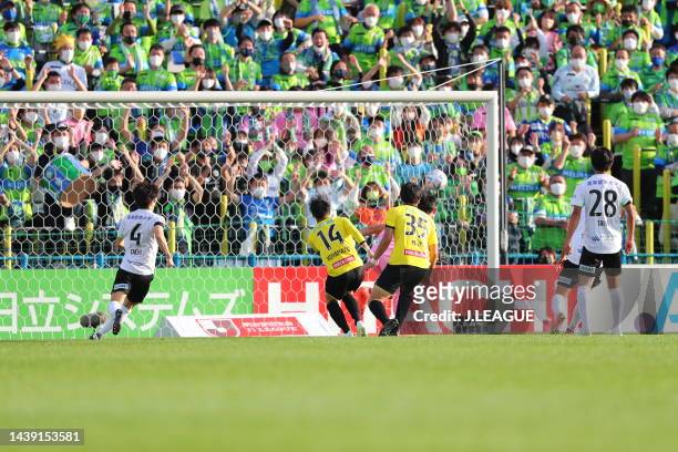 Tomoya KOYAMATSU of Kashiwa Reysol scores his side's first goal during the J.LEAGUE Meiji Yasuda J1 34th Sec. Match between Kashiwa Reysol and Shonan...