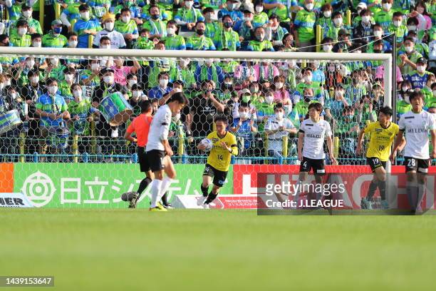 Tomoya KOYAMATSU of Kashiwa Reysol celebrates scoring his side's first goal during the J.LEAGUE Meiji Yasuda J1 34th Sec. Match between Kashiwa...