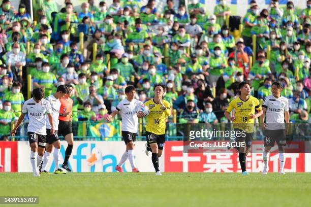 Tomoya KOYAMATSU of Kashiwa Reysol celebrates scoring his side's first goal during the J.LEAGUE Meiji Yasuda J1 34th Sec. Match between Kashiwa...