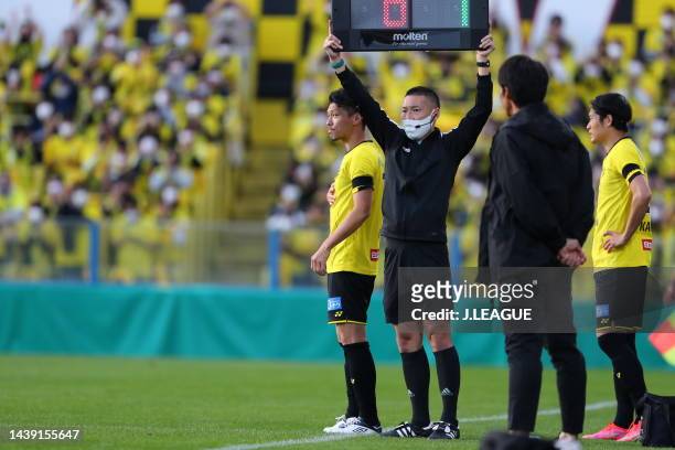 Hidekazu OTANI of Kashiwa Reysol looks on the pitch during the J.LEAGUE Meiji Yasuda J1 34th Sec. Match between Kashiwa Reysol and Shonan Bellmare at...
