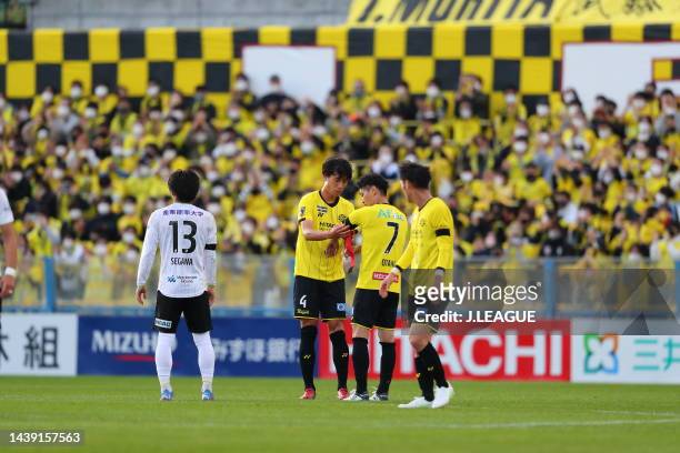 Taiyo KOGA of Kashiwa Reysol wraps a captain`s mark on Hidekazu OTANI of Kashiwa Reysol during the J.LEAGUE Meiji Yasuda J1 34th Sec. Match between...