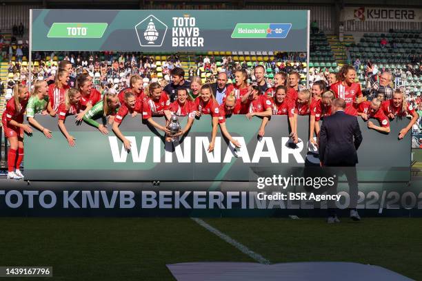 Daphne van Domselaar of FC Twente, Caitlin Dijkstra of FC Twente, Marisa Olislagers of FC Twente, Anna-Lena Stolze of FC Twente, Fenna Kalma of FC...